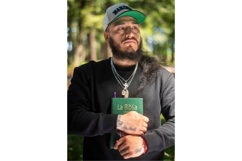 Gabriel Martínez García sujeta una Biblia y se ven tatuajes de sus padres en sus muñecas, en...