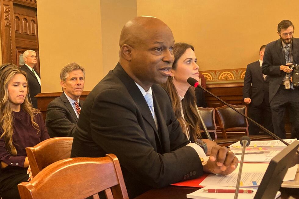 ARCHIVO – El presidente de la Cámara de Representantes de Illinois, Emanuel "Chris" Welch,...