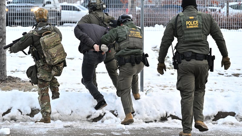 Agentes federales se enfrentan a manifestantes fuera del Edificio Federal Bishop Henry...