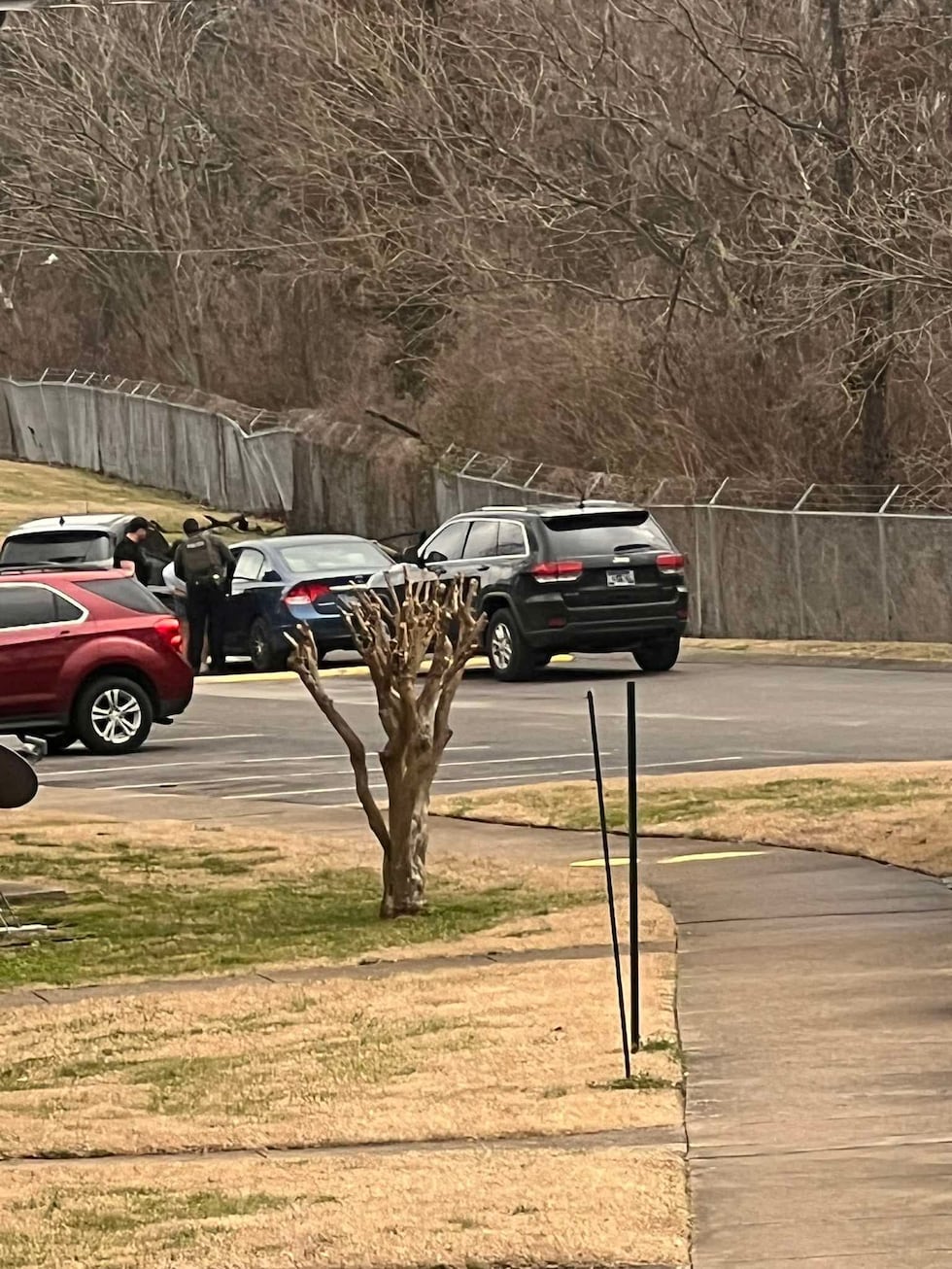 Mujer detenida por agentes de ICE en el 205 Millwood Dr, Nashville, TN 37217 dentro de los...