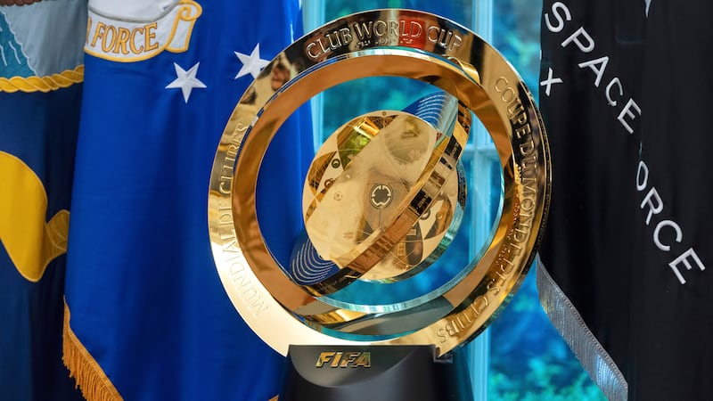 El trofeo del Mundial de Clubes de FIFA se exhibe en el Salón Oval de la Casa Blanca,...