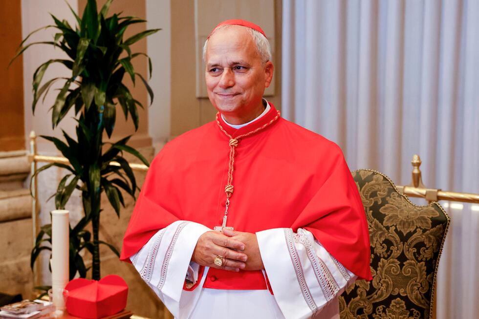 El cardenal estadounidense Robert Francis al final del consistorio en que el papa Francisco...