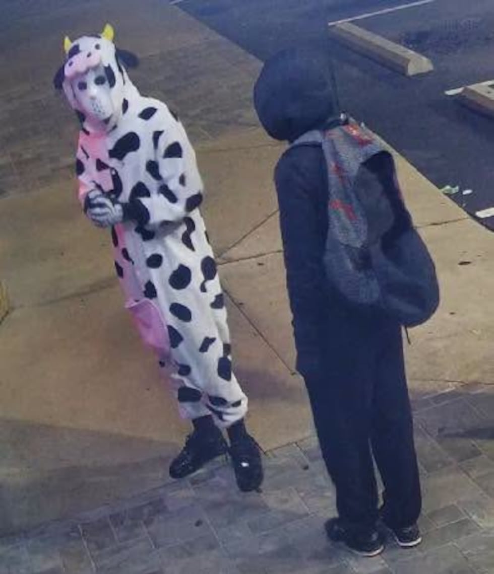 Policía de Smyrna investiga robo a tienda de vapeo, y uno de los sospechosos ¡vestía una...