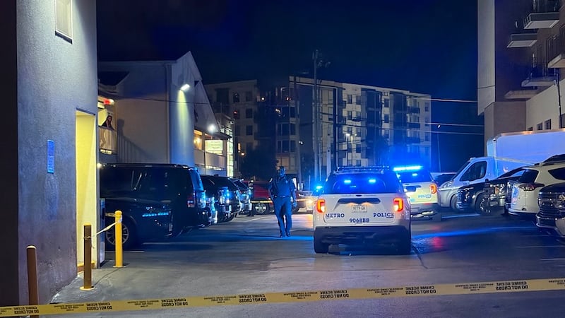 Una mujer herida y un hombre murió de un disparo en la cabeza dentro del motel Comfort Inn en...