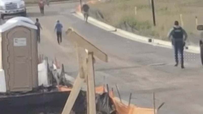 Trabajadores de la construcción son perseguidos por agentes de ICE en Franklin, Tn este 9 de...