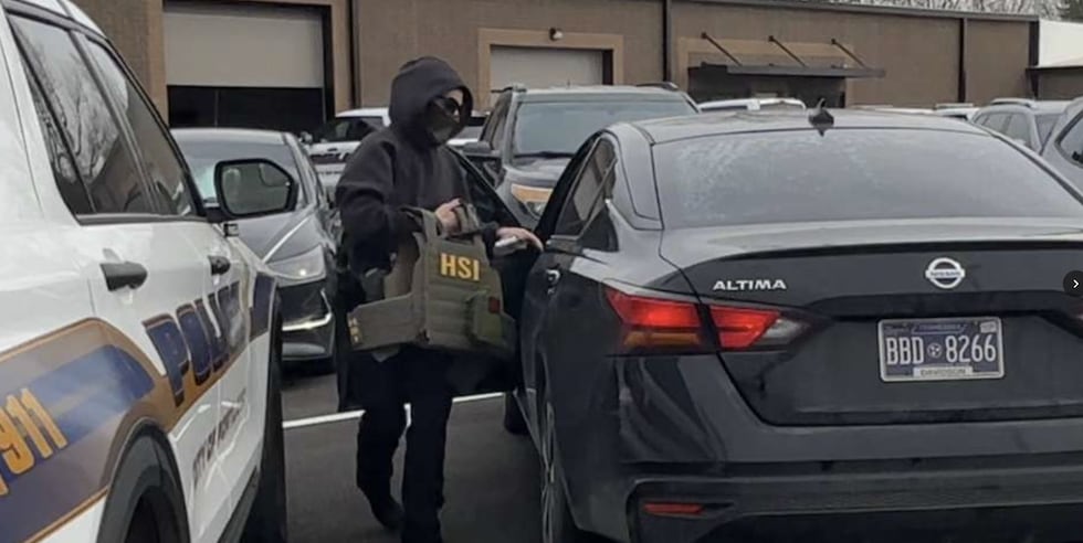 Agente portando chaleco de HSI fue captada bajando de una patrulla de la policía de Portland.