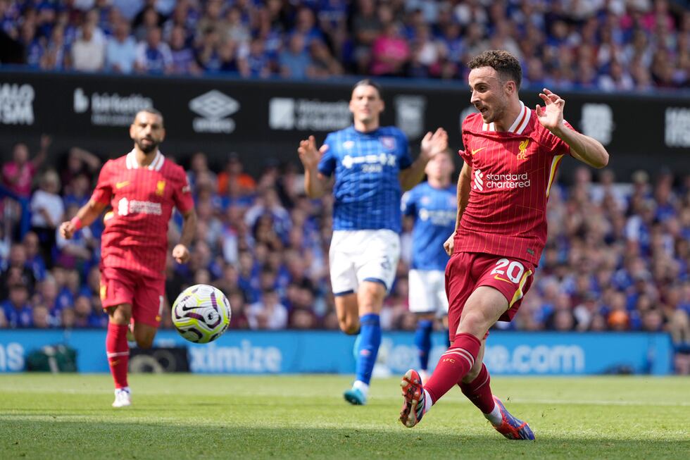 ARCHIVO - El futbolista del Liverpool Diogo Jota anota el primer tanto de su equipo en un...