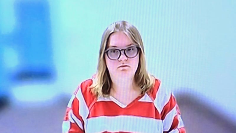 En esta imagen tomada de un video del tribunal, Andrea Shaw asiste de forma remota a su...