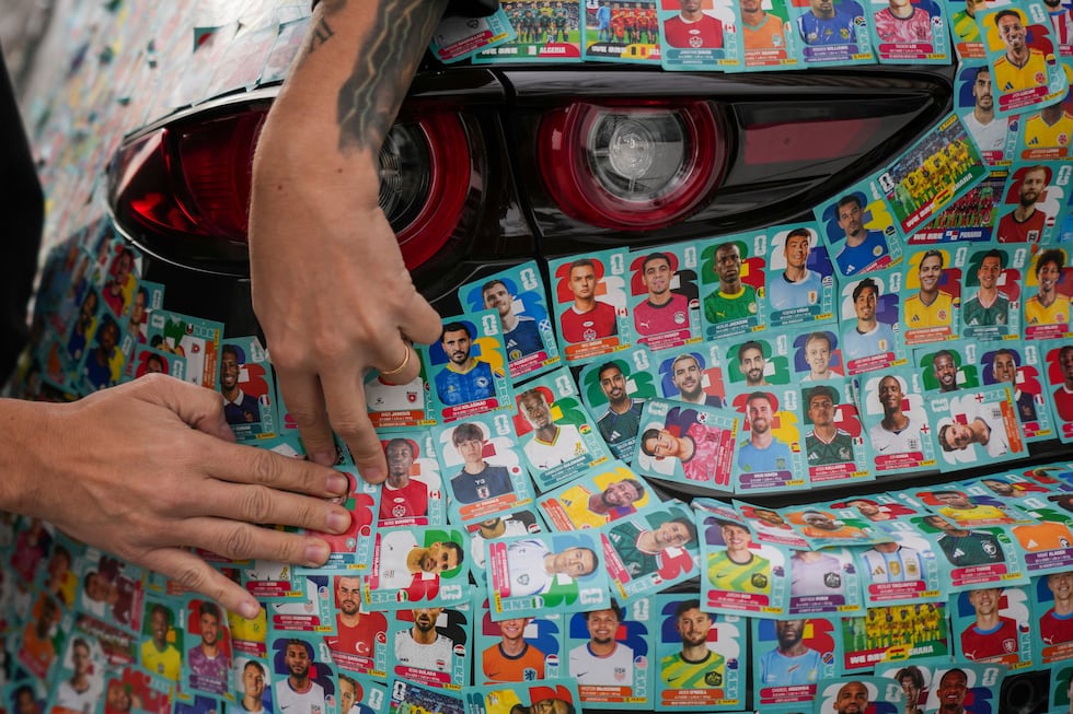El influencer chileno Ariel Osses decora su auto con calcomanías del álbum del Mundial de...