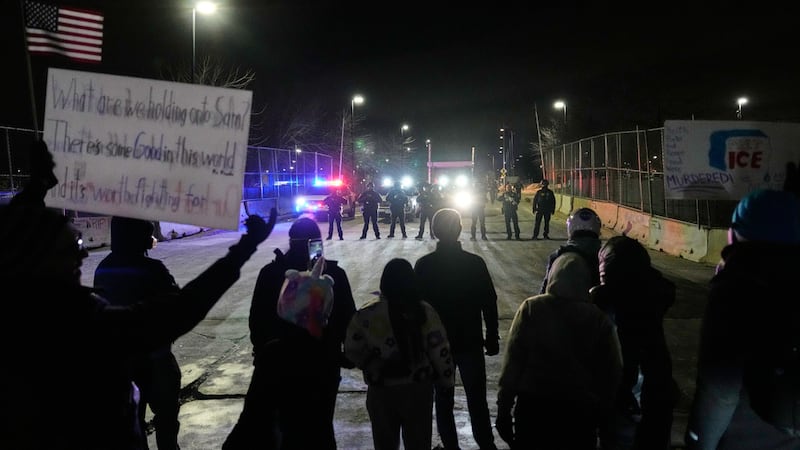 Agentes federales de inmigración se enfrentan a manifestantes fuera del edificio federal...