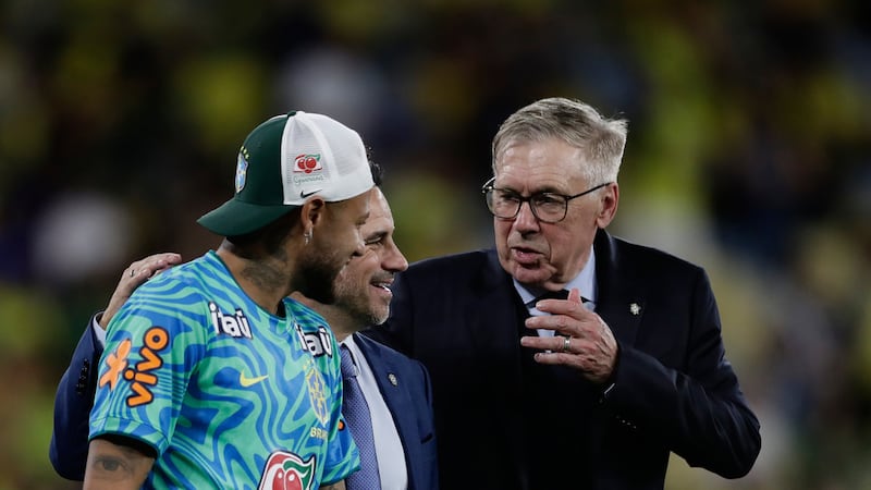 El técnico de Brasil Carlo Ancelotti (derecha) conversa con Neymar (izquierda) al final del...