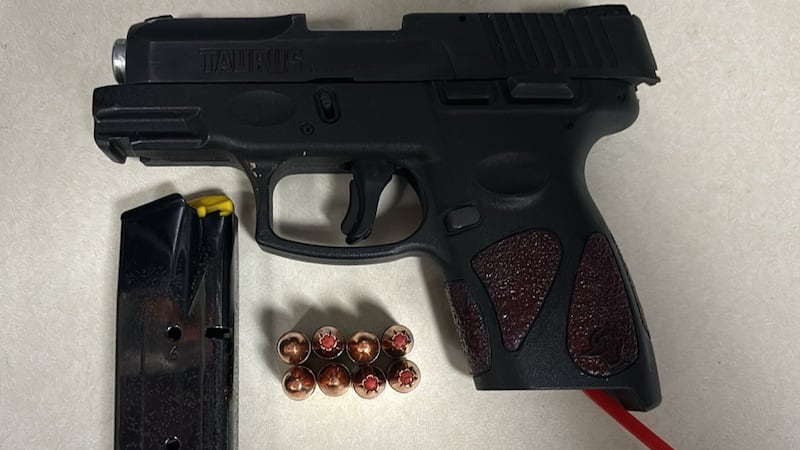 Jóvenes detenidos por robo con violencia. La policía dijo que logró recuperar un arma