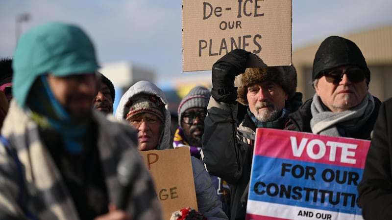 Varios manifestantes se congregan en una protesta a favor de inmigrantes y trabajadores fuera...