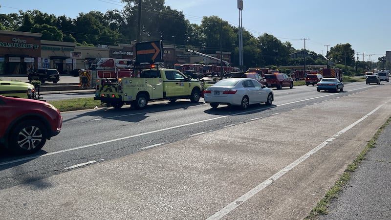 Los carriles en dirección oeste de Murfreesboro Pike, cerca de la I-24, fueron cerrados debido...