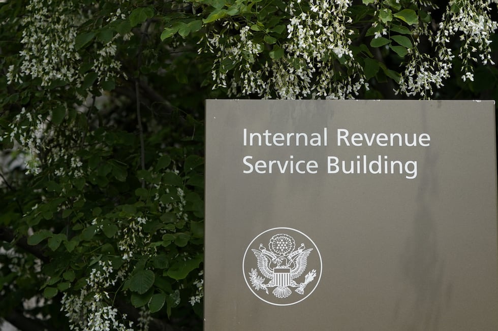 Un letrero del Servicio de Rentas Internas en un edificio en Washington, el 4 de mayo del...