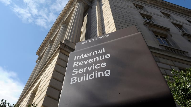 Alarma por privacidad: el IRS compartió datos con ICE por error, revela corte