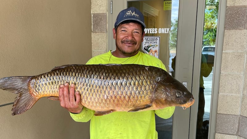 Pedro Gonzales pescó el domingo una carpa de 22 libras y 5 onzas.