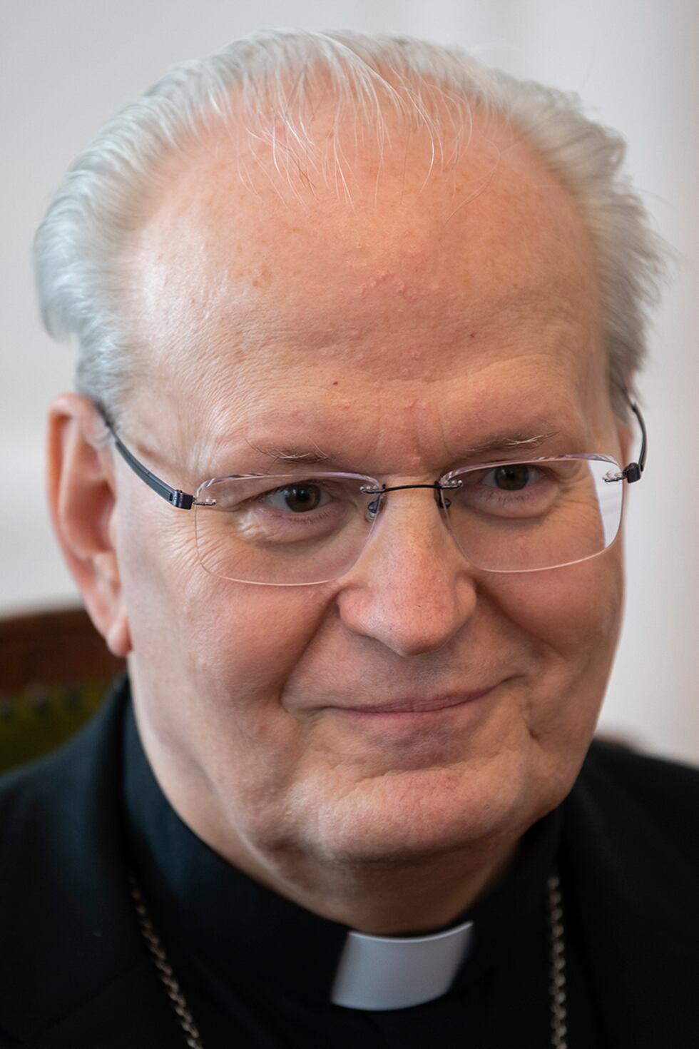 ARCHIVO - El cardenal Péter Erdő es entrevistado por The Associated Press el 20 de abril de...