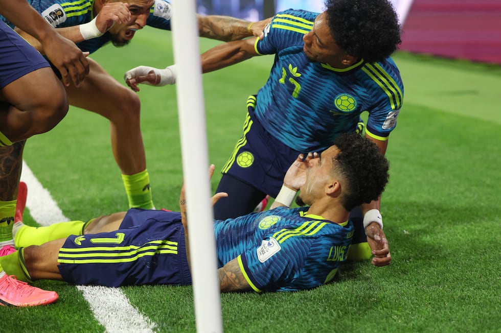 Luis Díaz, de Colombia, festeja tendido en la cancha tras anotar el segundo tanto ante...