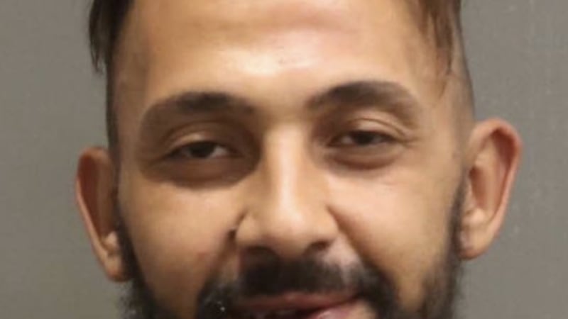 Mena Awad, 31 años acusado por la policía de Nashville de violar a una adolescente dentro de...