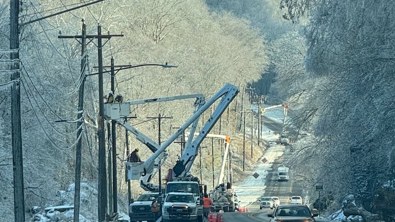 Cuadrillas de NES trabajando para reestablecer la energía eléctrica.