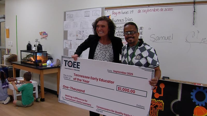 Carlos Calderón fue sorprendido con un cheque de $1,000 el lunes para celebrar el honor.