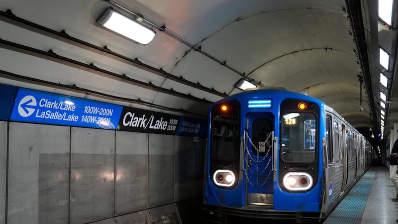 Un tren llega el martes 18 de noviembre de 2025 a la parada de Clark Street y Lake Street de...