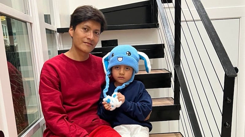 El niño Liam Conejo Ramos y su padre, Adrián Conejo Arias, regresaron este domingo a su hogar...