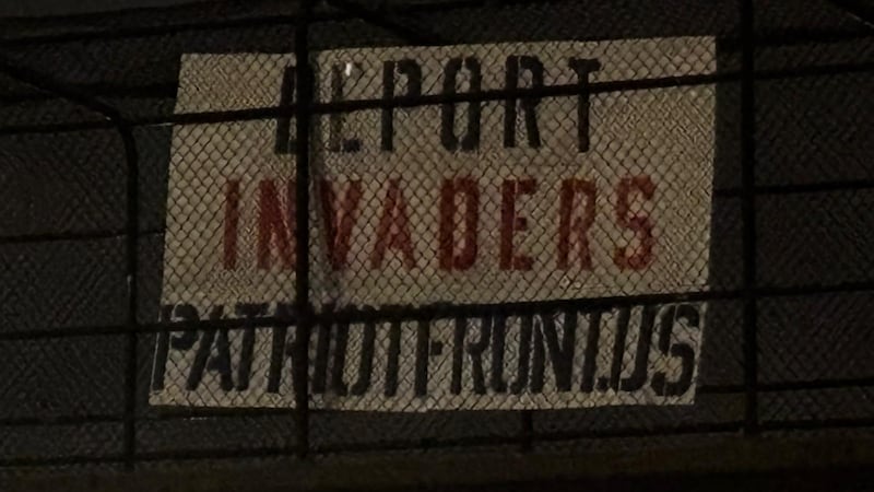 Pancarta colocada sobre la I-440 y Foster Ave