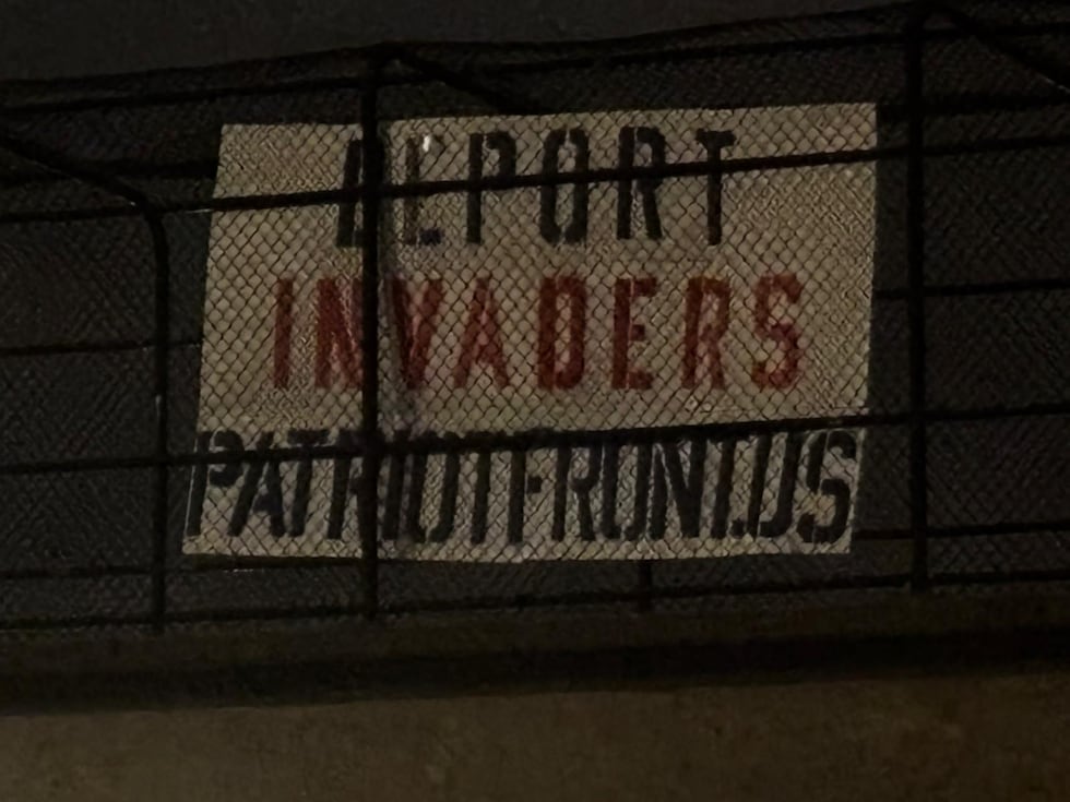 Pancarta colocada sobre la I-440 y Foster Ave