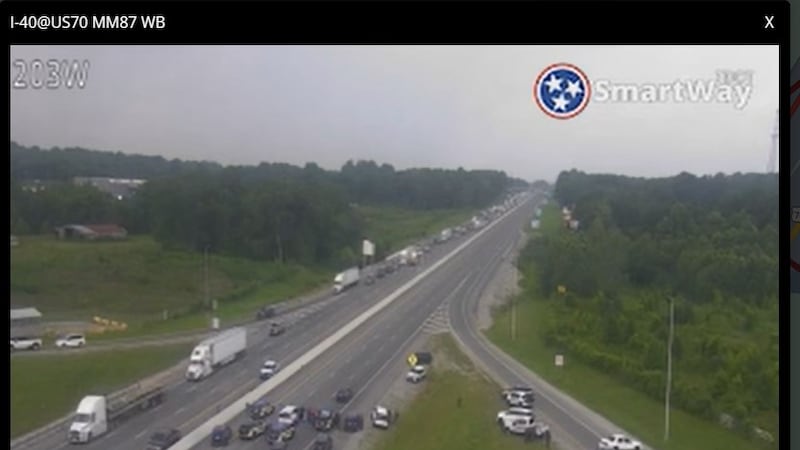 Fuerte presencia policial cierra por completo la I-40 cerca a Jackson