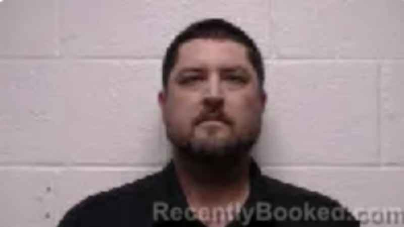 Hispano en estado de ebriedad acusado de disparar tiros desde el porche trasero de su casa....