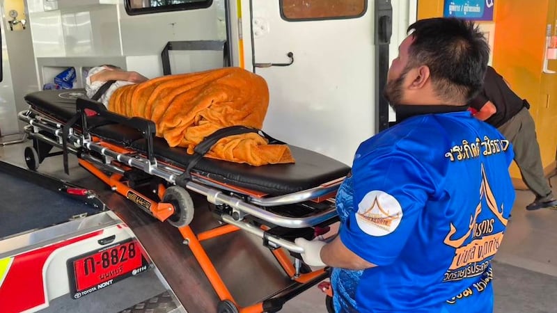 En esta foto del domingo 23 de noviembre de 2025, paramédicos trasladan a una anciana, hallada...