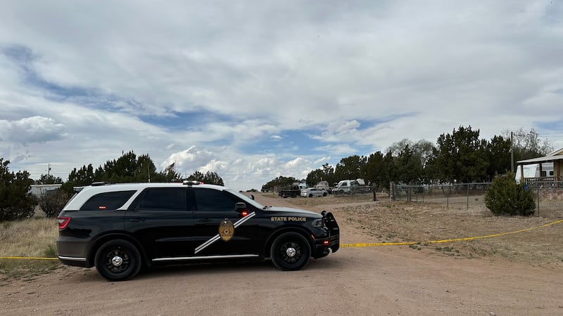 Un vehículo de la Policía Estatal de Nuevo México acordona un barrio de Mountainair, Nuevo...