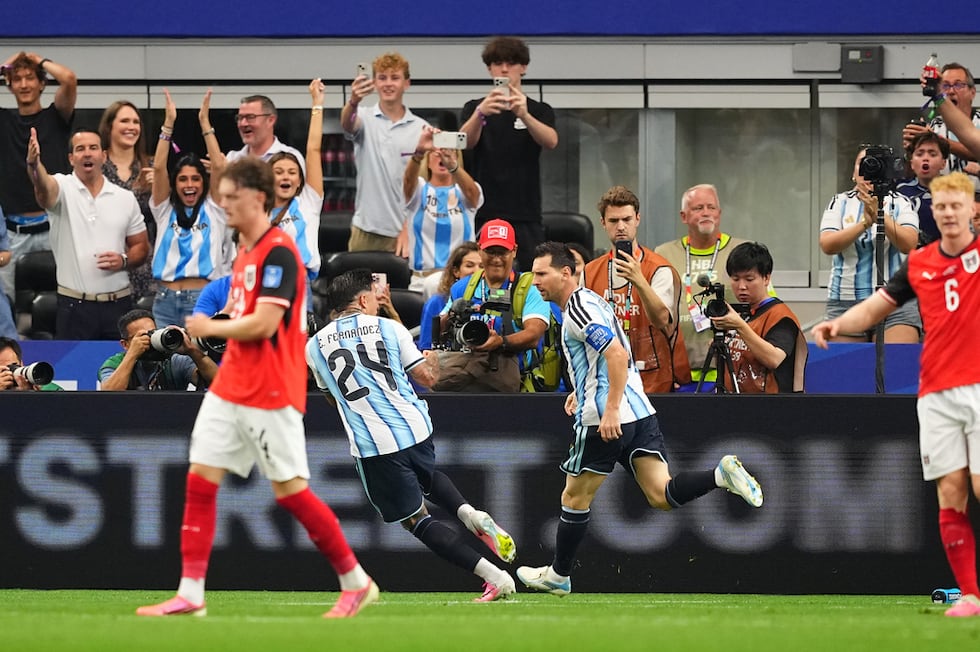 Lionel Messi (centro) celebra tras anotar un gol para Argentina en el partido contra Austria...