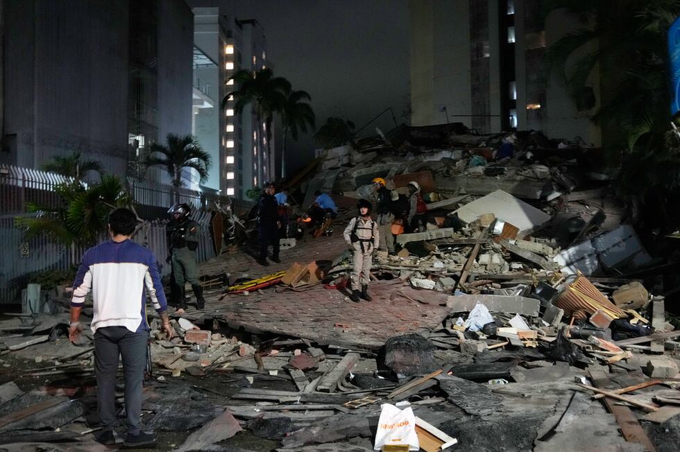 Personas caminan entre los escombros tras un terremoto en Caracas, Venezuela, el miércoles 24...