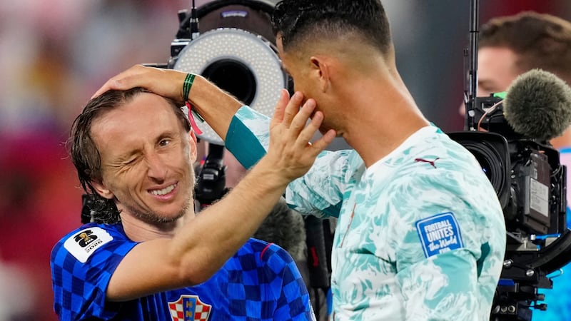 Luka Modric, de Croacia, y Cristiano Ronaldo, de Portugal, se despiden trsa el encuentro de...