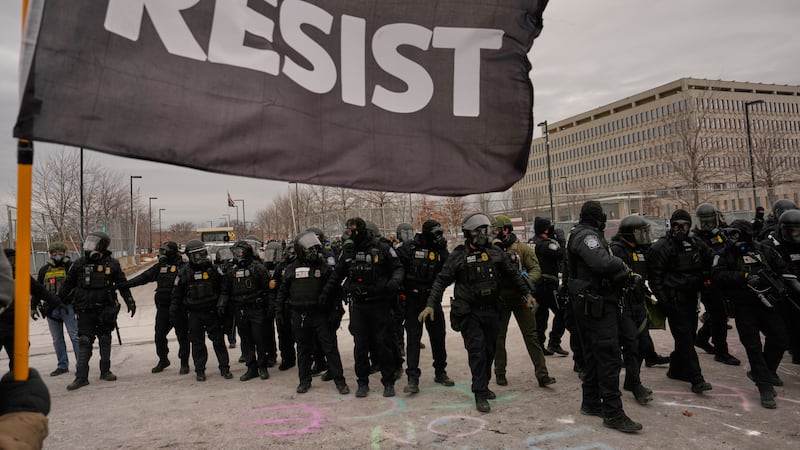 Policías se enfrentan a manifestantes en una protesta contra la detención masiva de...