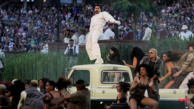 Bad Bunny durante su presentación en el espectáculo de medio tiempo del Super Bowl 60 de la...