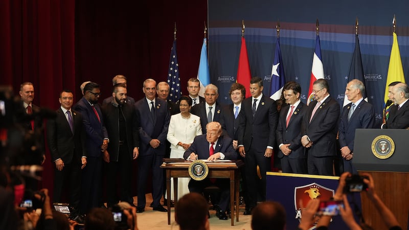 El presidente Donald Trump firma una proclamación donde se compromete a contrarrestar la...