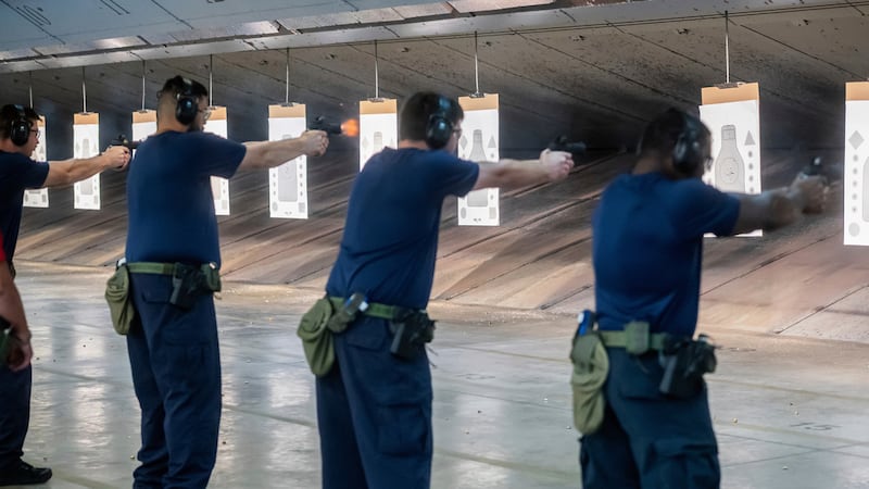 ARCHIVO - Reclutas del Servicio de Inmigración y Control de Aduanas (ICE) practican el tiro...