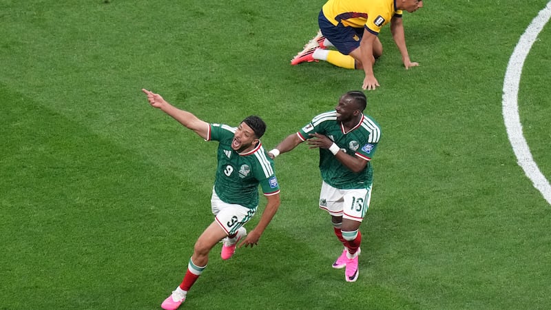 Raúl Jiménez (izquierda), festeja con Julián Quiñones, su compañero de la selección de México,...