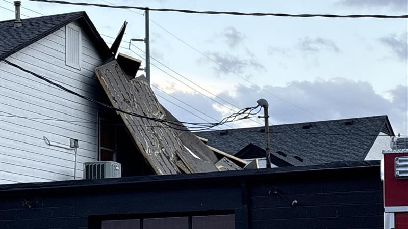 Fuertes vientos provocan que vuele el techo de un edificio en Nashville