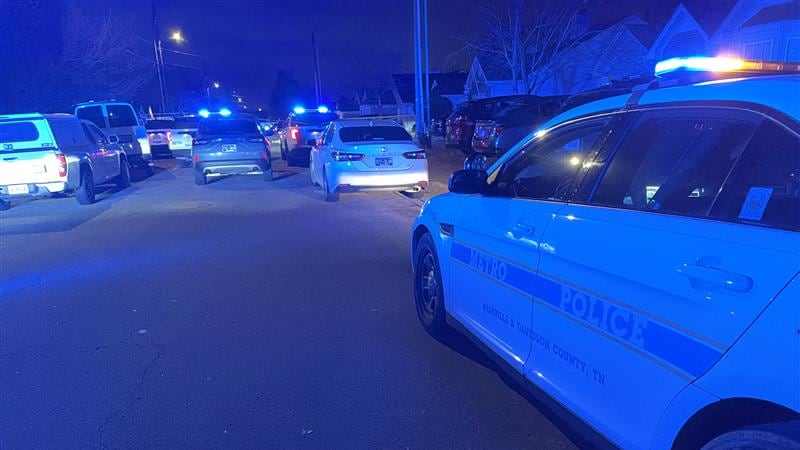 Encuentran muerta a una mujer fuera de una casa cerca de Opry Mills