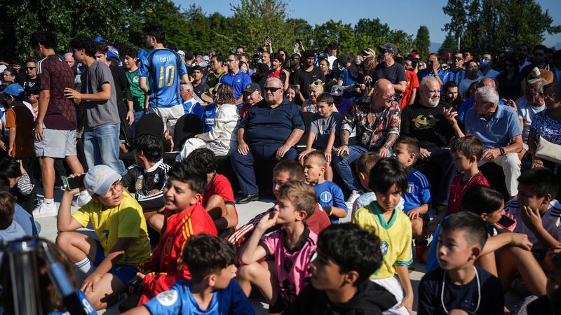 Gente espera para ver el trofeo de la Copa Mundial de la FIFA en el Centro Cultural Italiano...