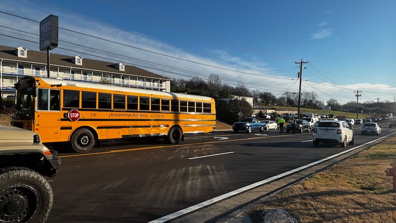 El accidente ocurrió en Bell Road, cerca de Benzing Road, el viernes por la mañana.
