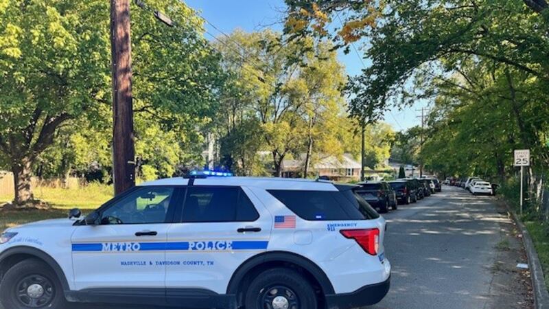 Calles aseguradas por la policía de Metro Nashville, se reporta un hombre atrincherado