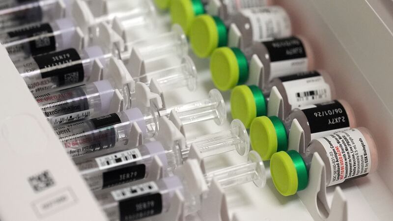 Dosis de vacunas contra el sarampión, paperas y rubéola en una caja en una farmacia CVS, el...