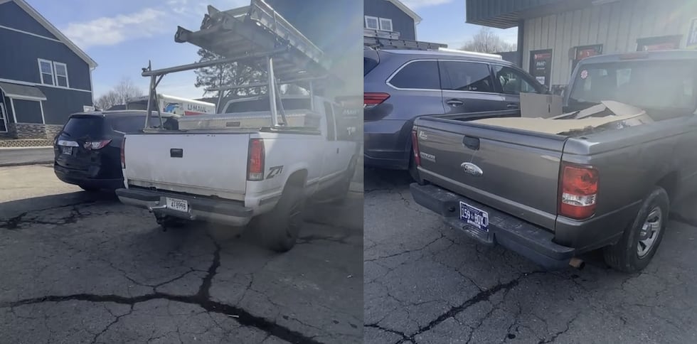 Camionetas abandonadas luego de que sus conductores fueran arrestados por ICE.