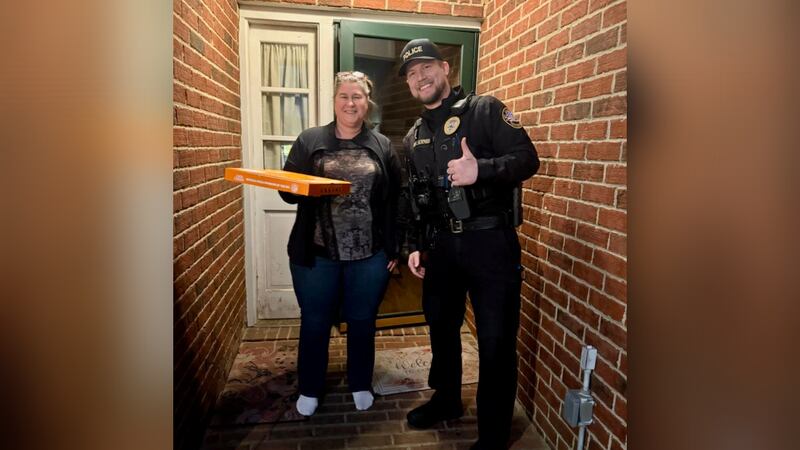 Arrestan a repartidor de pizza y la policía se encarga de entregar la oden al cliente hambriento.